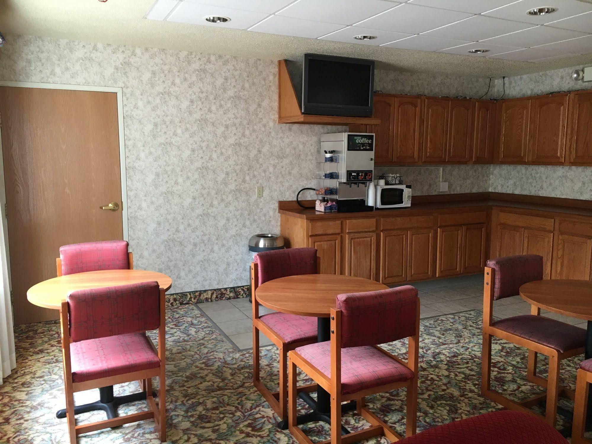 Budget Host Inn Allegan Екстериор снимка