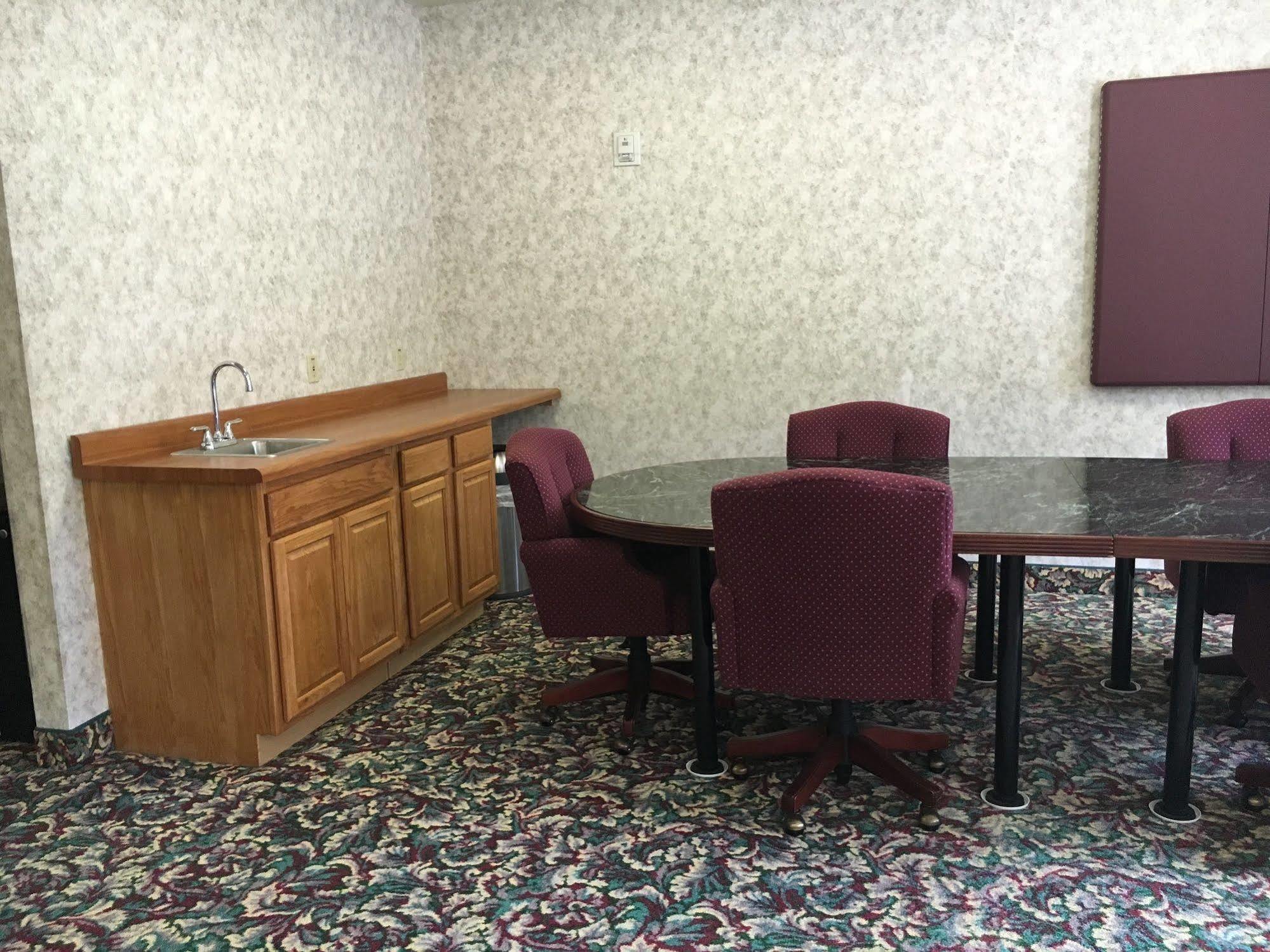 Budget Host Inn Allegan Екстериор снимка